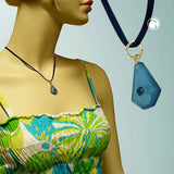 Kette, Seidenband mit Anhänger, blau