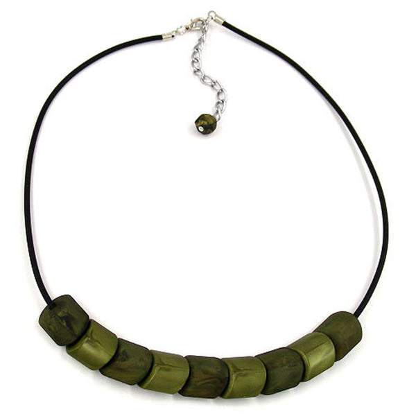 Kette, Schrägperle, oliv-marmor seide