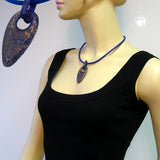 Kette, Faustkeil blau, Gummi blau