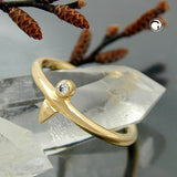 Ring mit Spitze und 2mm weißen runden Zirkonia 3 Mikron vergoldet Ringgröße 62